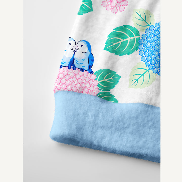 Cardigan lavorato a maglia con ortensie e uccellini blu da giardino