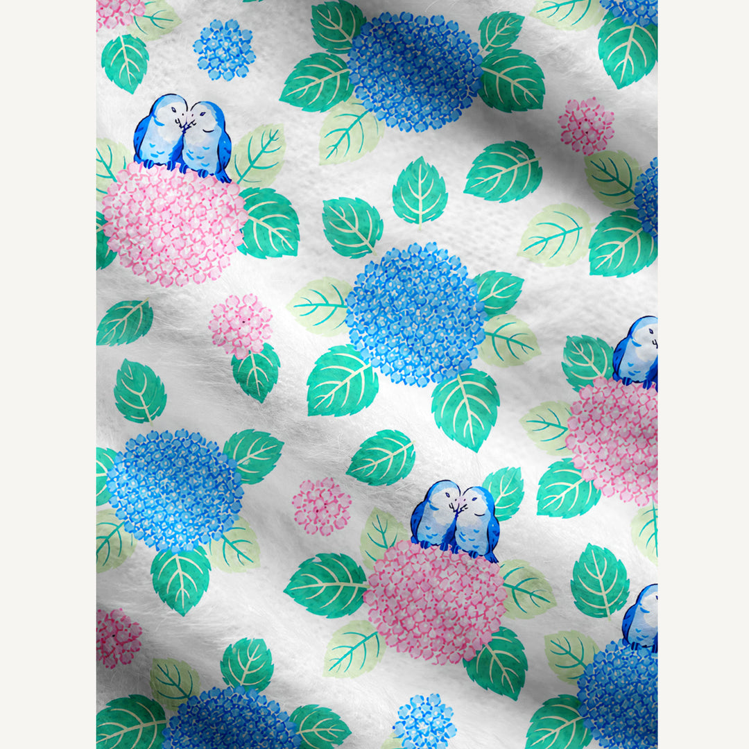Cardigan lavorato a maglia con ortensie e uccellini blu da giardino