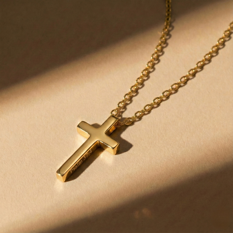 Éternelle™ - Collana con pendente a croce incisa su misura