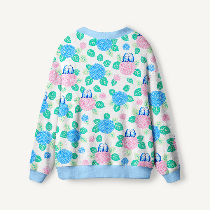 Cardigan lavorato a maglia con ortensie e uccellini blu da giardino