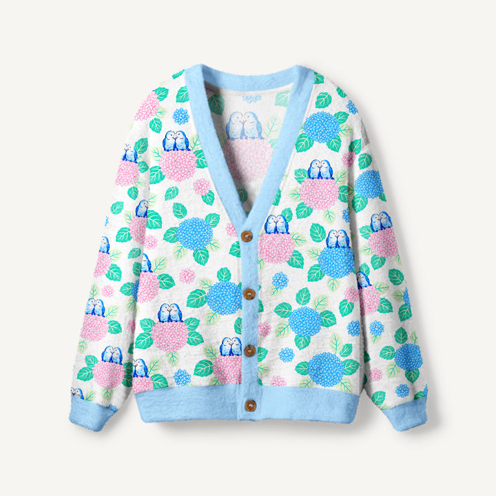 Cardigan lavorato a maglia con ortensie e uccellini blu da giardino