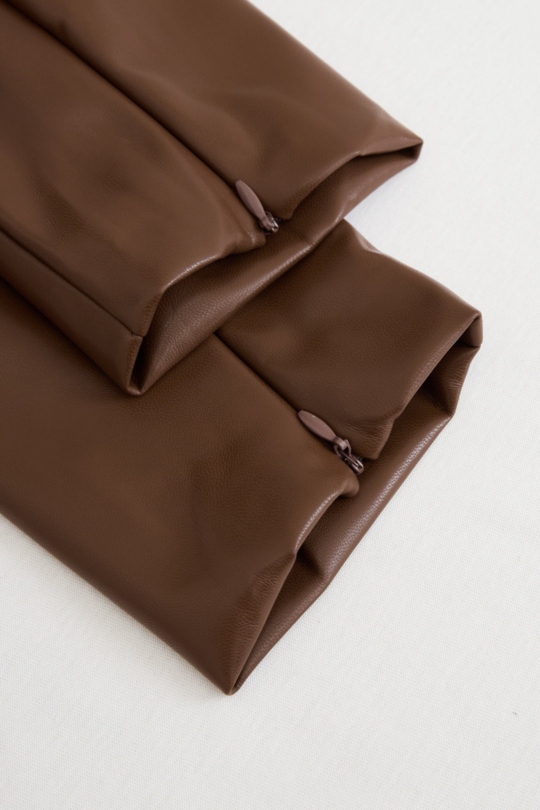 Abito aderente da donna nero con scollo a V e maniche lunghe