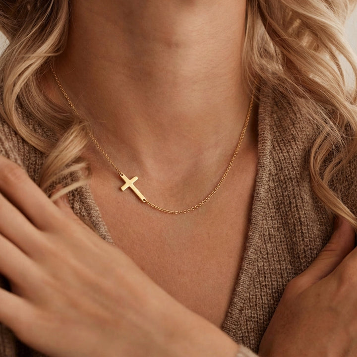 Angelique™ - Collana con Croce e Design Inclinato